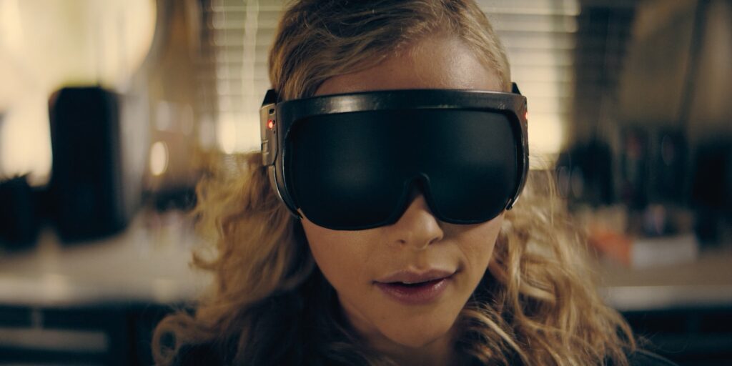 Chloë Grace Moretz as Flynne Fisher using a VR headset. As seen in The Peripheral (2022)
